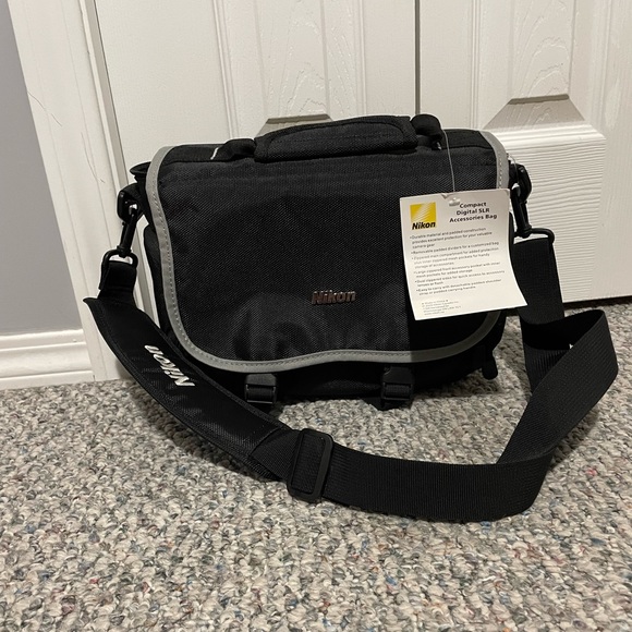 Nikon Compact Digital SLR Accessories Bag - Picture 3 of 9